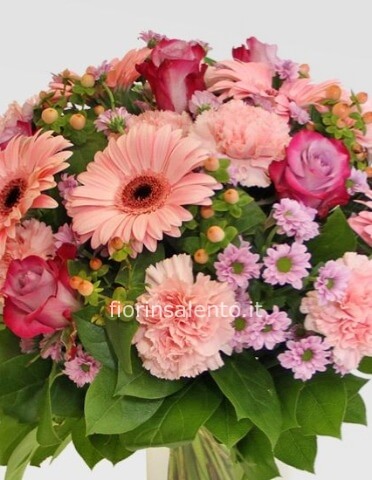 Bellissimo bouquet di fiori misti di stagione, in rosa